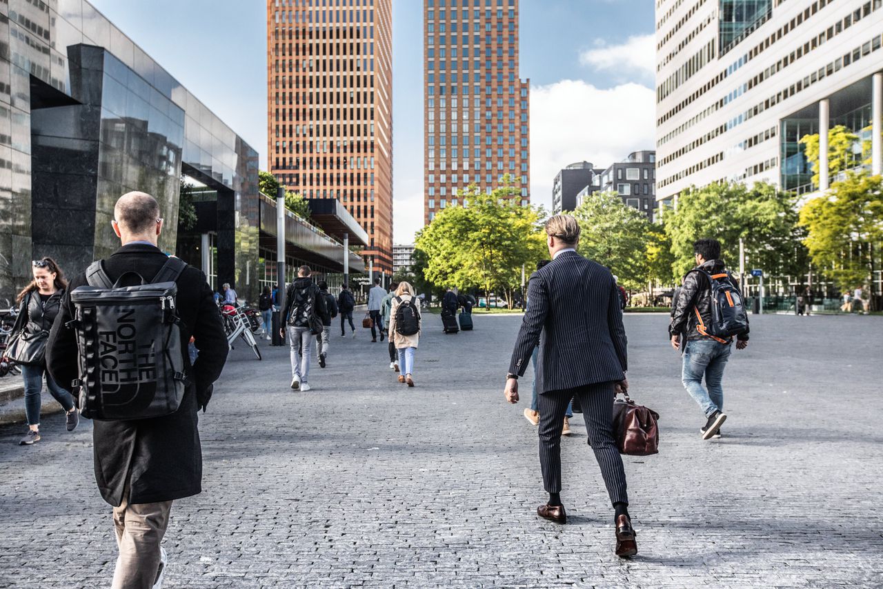 Mannen werken vaker in sectoren zonder cao’s, zoals het bedrijfsleven. Dat werkt in hun voordeel.