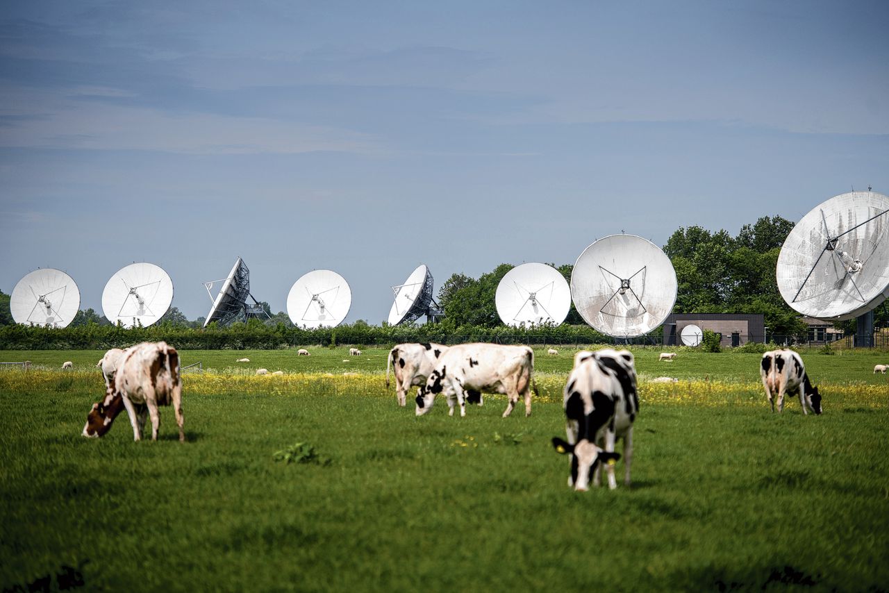 Inmarsat-schotels in het Friese Burum verzorgen wereldwijde communicatie.