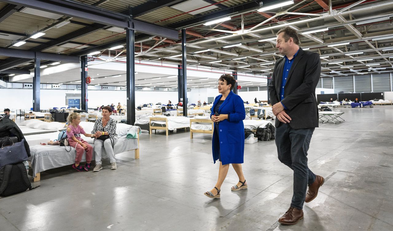 Burgemeester Sharon Dijksma en directeur Jaap Donker van de Veiligheidsregio Utrecht, in de Jaarbeurs Utrecht, waar Oekraïense vluchtelingen worden opgevangen.