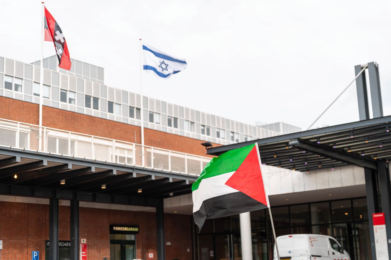 Israëlische en Palestijnse vlag bij het gemeentehuis in Amsterdam.