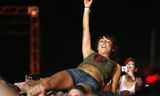 Crowdsurfende fan van Manu Chao bij zijn optreden in Indio, Californië, april 2007
foto Reuters People lift a crowd-surfing fan during the performance of Manu Chao and Radio Bemba Sound System at the Coachella Music Festival in Indio, California April 29, 2007. REUTERS/Mario Anzuoni (UNITED STATES)