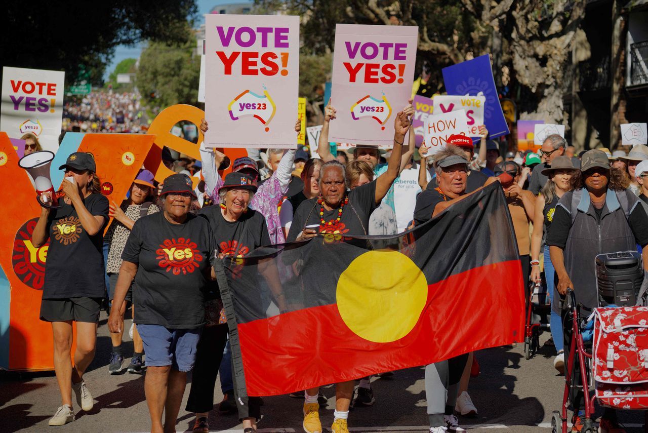 Het Yes-kamp gaat de straat op in Sydney om aarzelende kiezers te overtuigen vóór te stemmen in een referendum over het verankeren van de rechten van de Aboriginal- en Straat Torres-bevolking in de Australische grondwet, 17 september 2023.