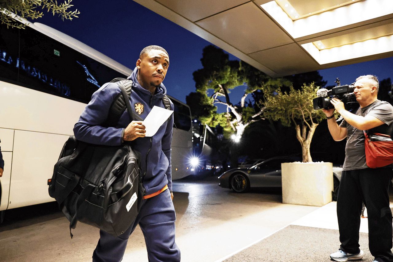 Internationals Steven Bergwijn, Quilindschy Hartman en Denzel Dumfries (van boven naar beneden) bij het hotel.