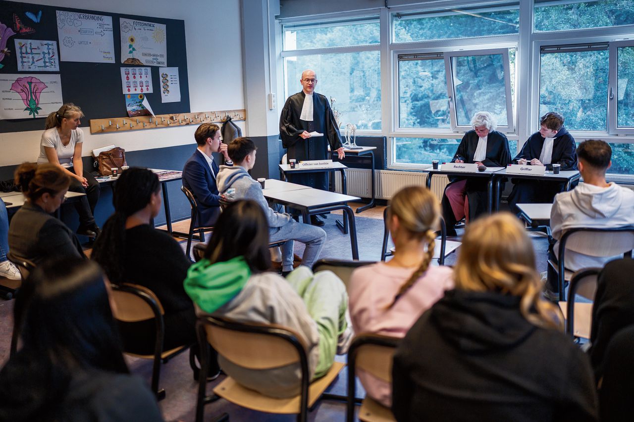 Op het Hoofdvaart College in Hoofddorp, wordt een rechtszaak nagebootst, met een echte rechter en officier, twee echte advocaten en een echte agent.