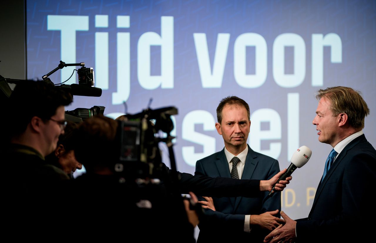 Pieter Omtzigt en Eddy van Hijum tijdens de presentatie van het verkiezingsprogramma 'Tijd voor herstel' van Nieuw Sociaal Contract (NSC) in perscentrum Nieuwspoort in Den Haag.