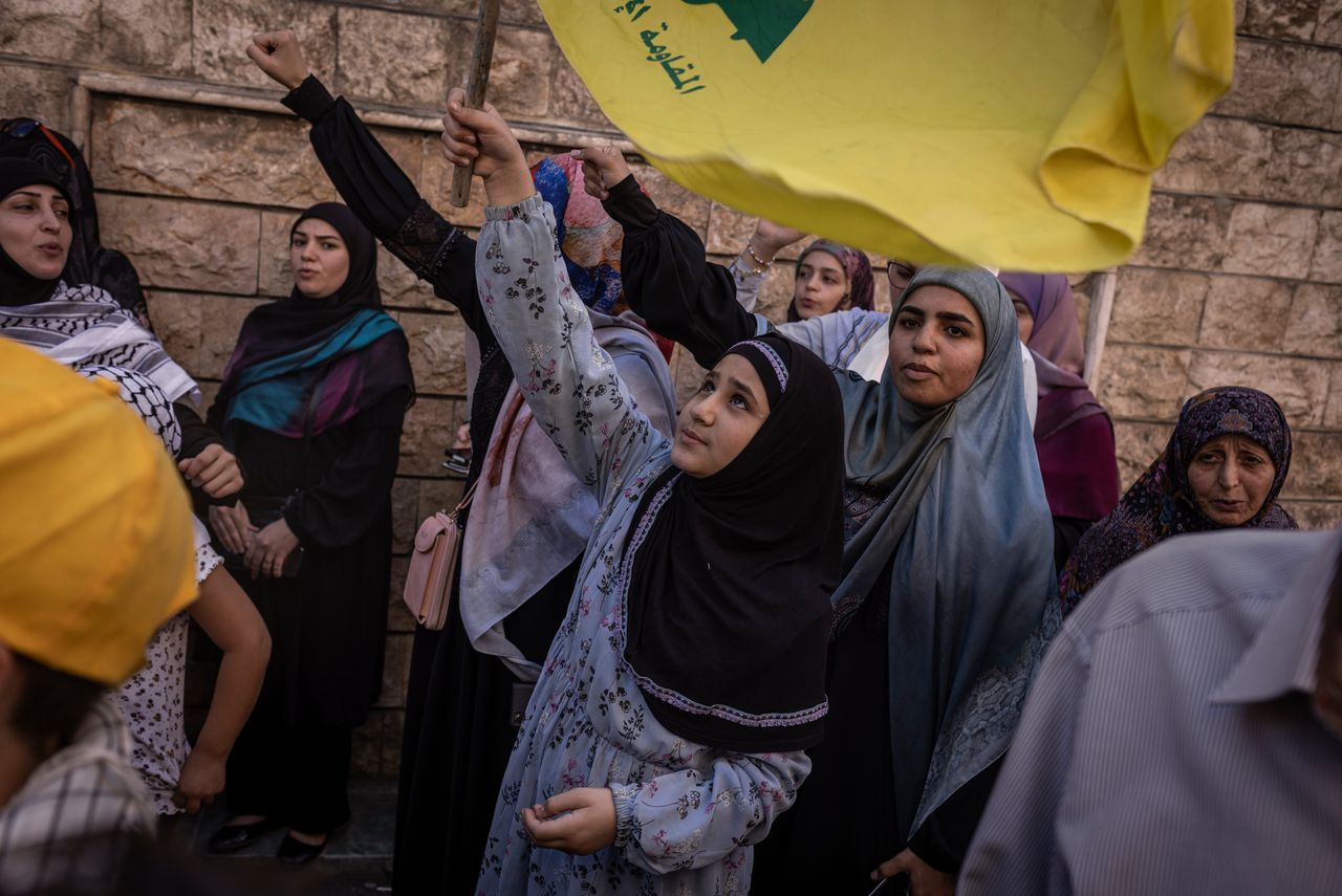 Een oud conflict laait weer op, nu Zuid-Libanon beschoten wordt door IsraÃ«l. âDe enige die ons beschermt is Hezbollahâ