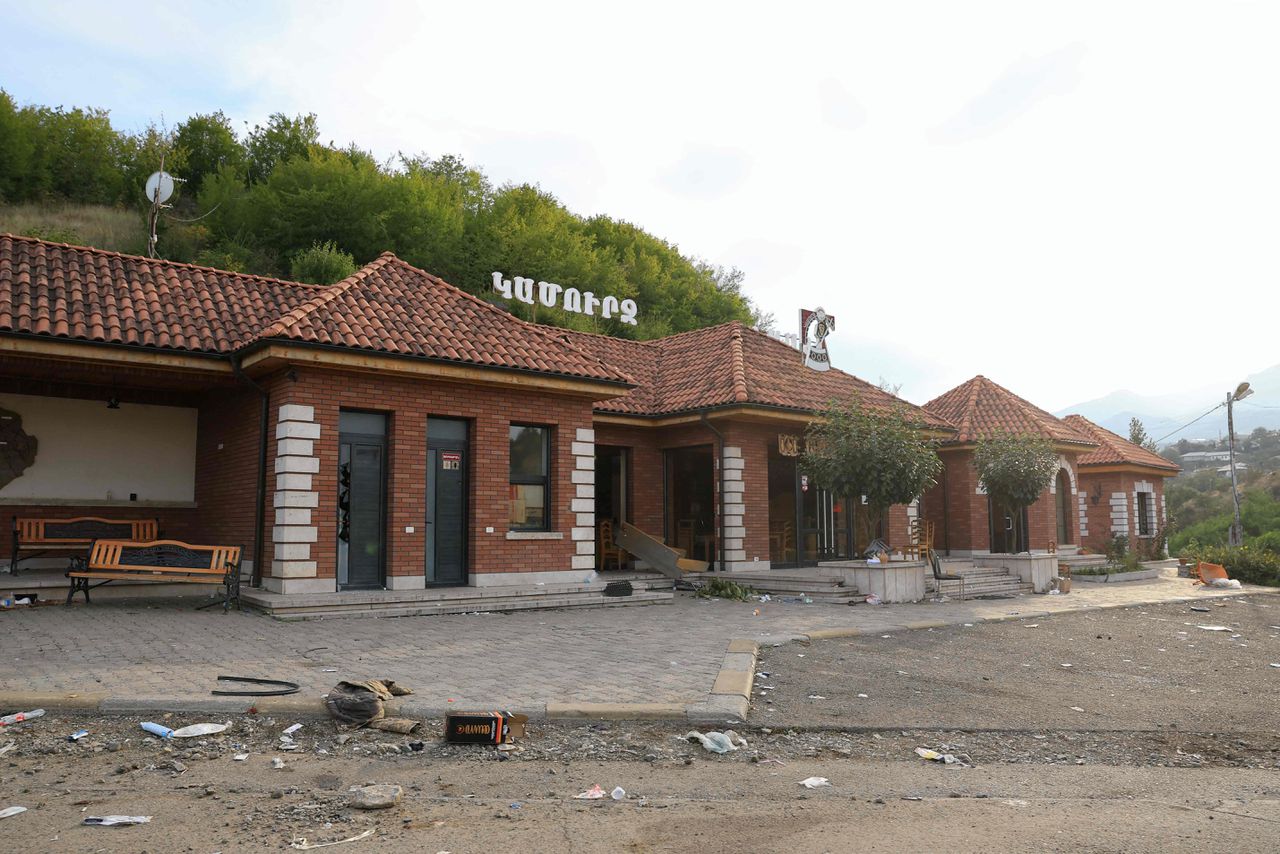 De laatste evacuatiebus met etnische Armenen uit Nagorno-Karabach heeft maandag de lokale hoofdstad Stepanakert verlaten.