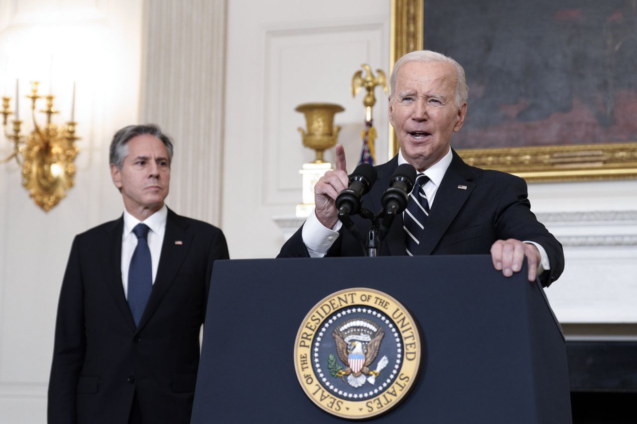 President Joe Biden, met achter hem minister Antony Blinken van Buitenlandse Zaken, spreekt zaterdag de Amerikanen toe over de aanvallen op Israël.