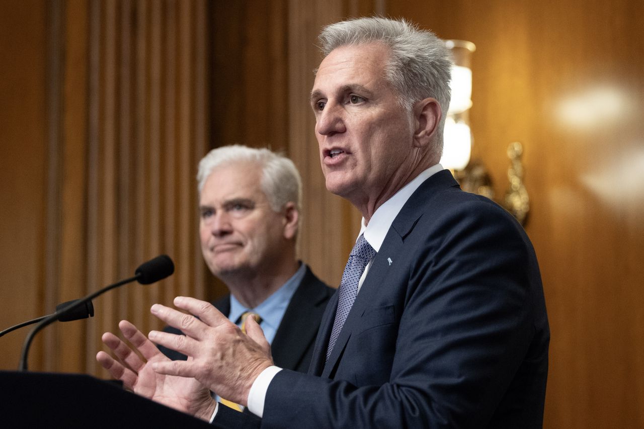 De Amerikaanse voorzitter van het Huis van Afgevaardigden Kevin McCarthy (rechts) en de Republikeinse vertegenwoordiger van Minnesota Tom Emmer tijdens een persconferentie nadat het Huis van Afgevaardigden een noodmaatregel van vijfenveertig dagen heeft aangenomen om de regering te financieren.