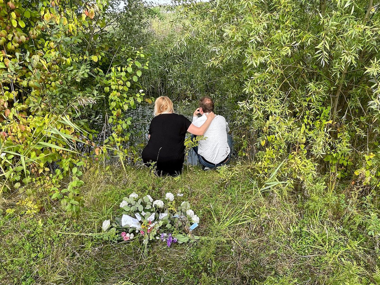 Willemijn en Siebe Zwart vlak bij de plek waar Hebe en Sanne verdronken.