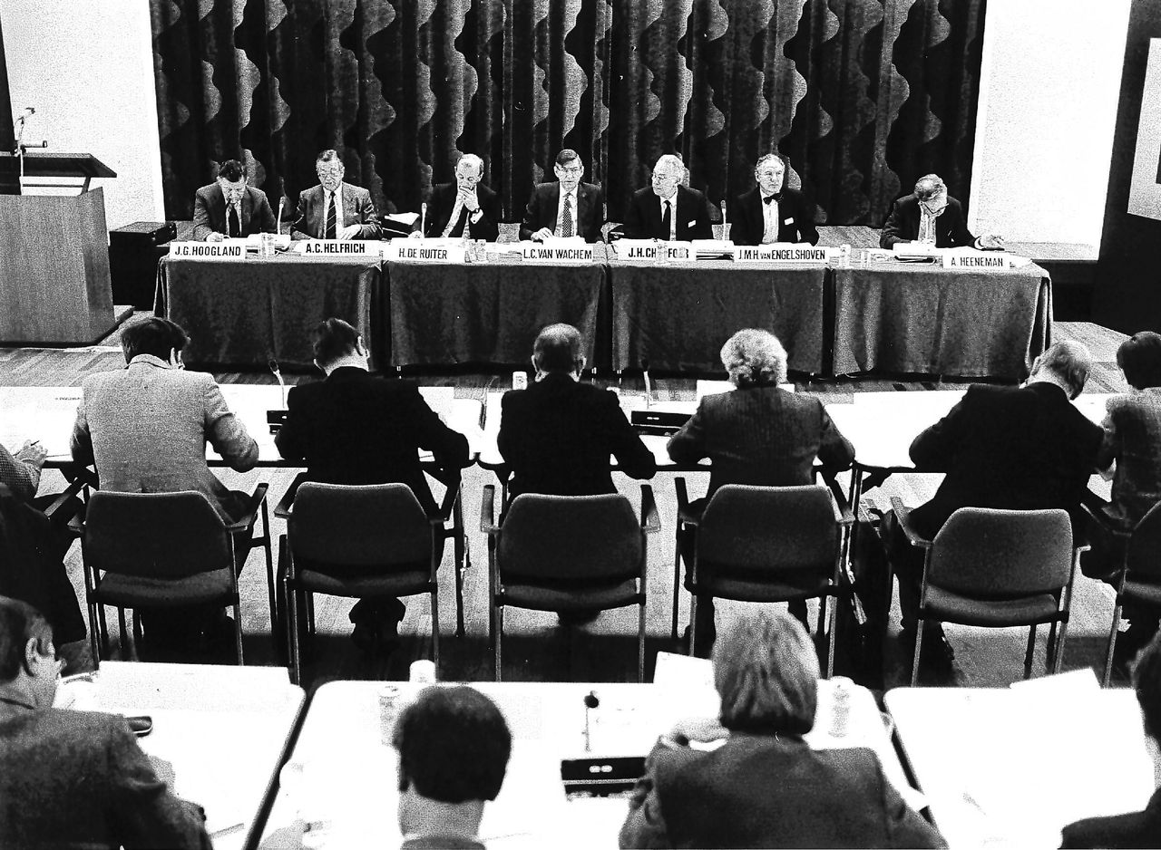 Persconferentie bij de presentatie van het jaarverslag van de Koninklijke Shell Groep in 1985.