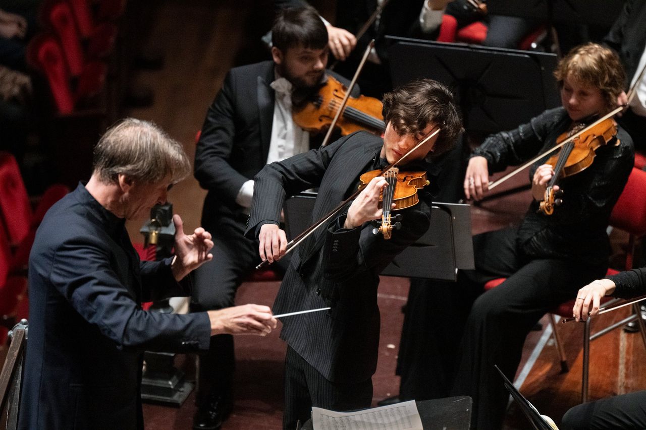 Dirigent Marc Albrecht en violist Daniel Lozakovich samen met het Nederlands Philharmonisch Orkest.