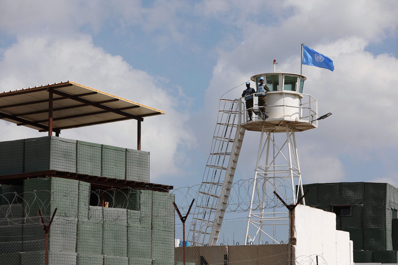 Vredeshandhavers van UNIFIL staan op een uitkijktoren aan de grens tussen Libanon en Israël, afgelopen donderdag.