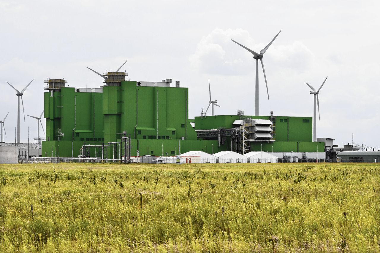 De gasgestookte Sloecentrale in het Zeeuwse industriegebied Vlissingen-Oost.