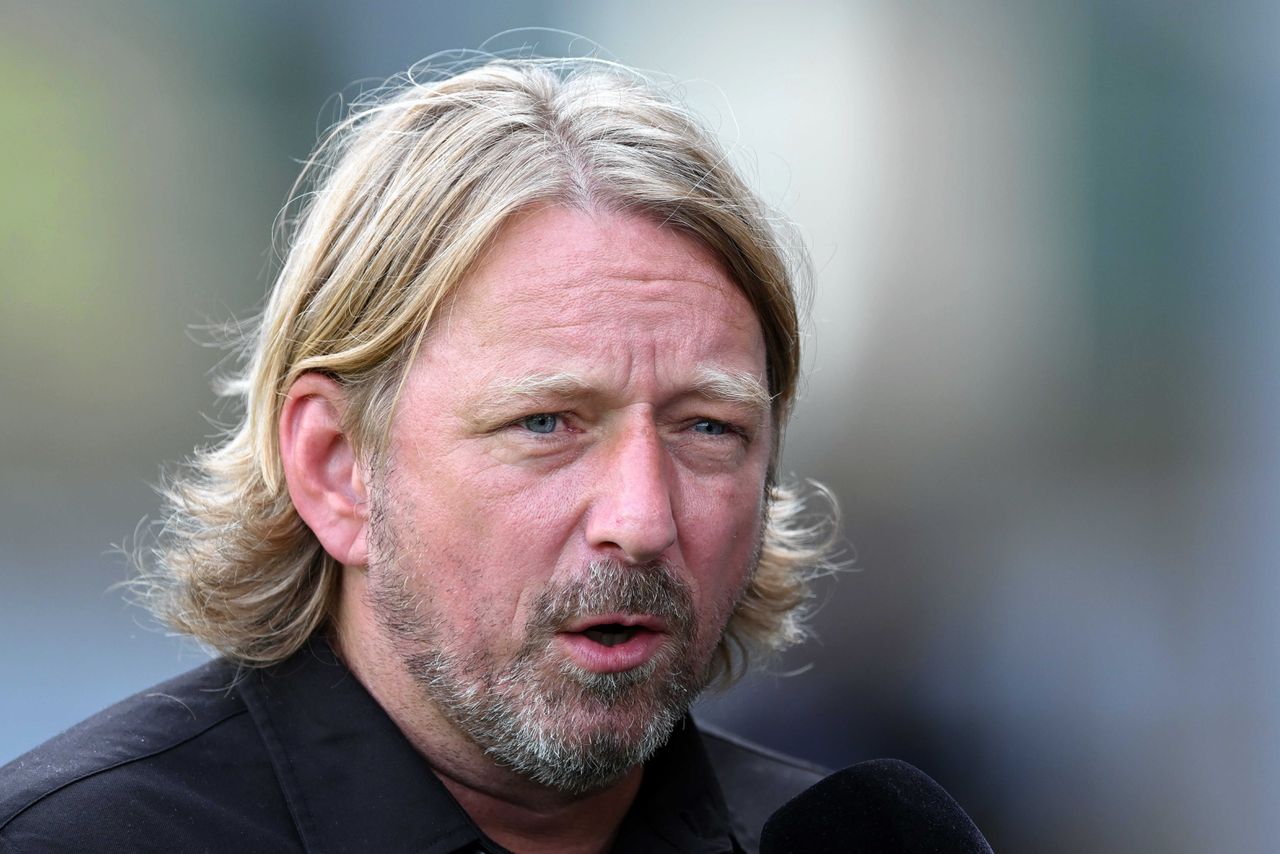 Sven Mislintat wordt geïnterviewd voor de competitiewedstrijd tegen Fortuna Sittard, begin september.