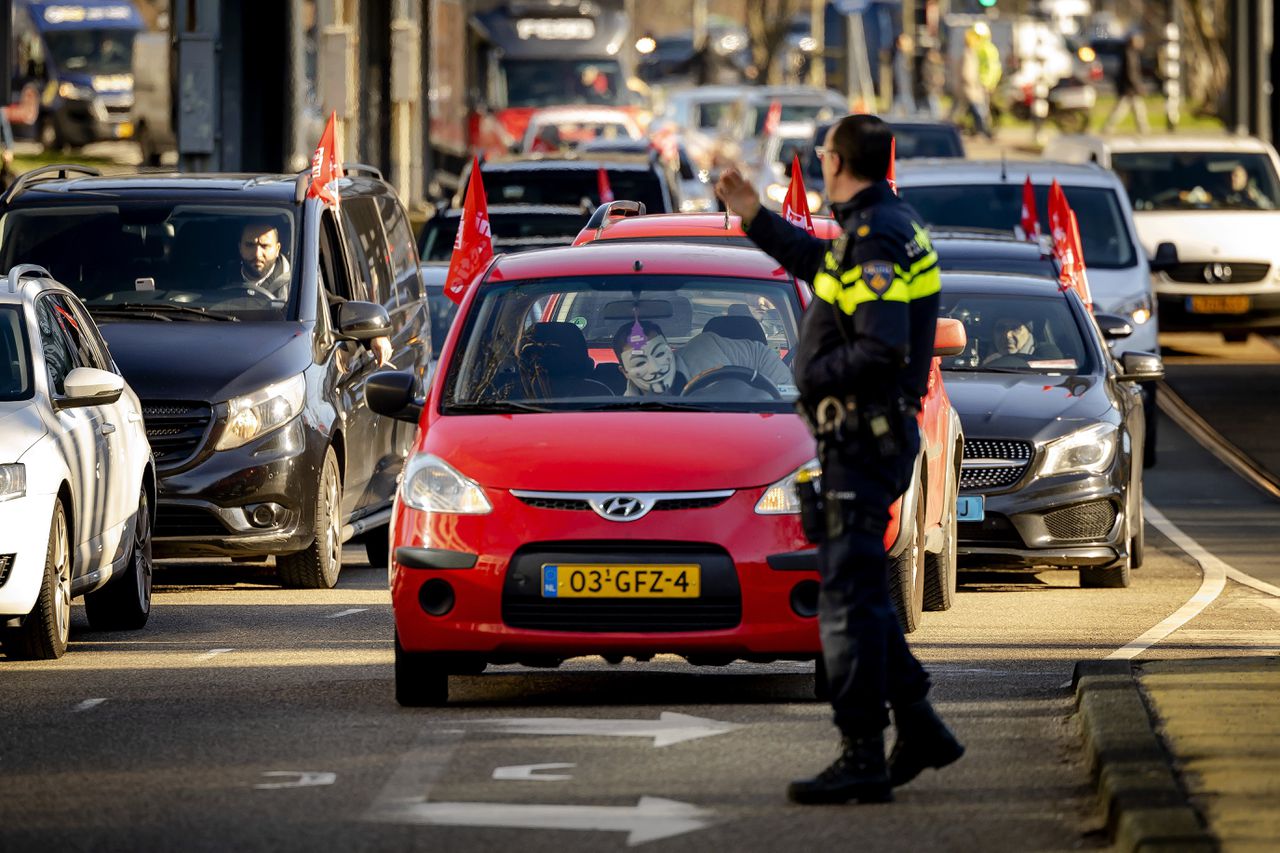 Uber-chauffers voeren eerder dit jaar actie bij het Uber-hoofdkantoor in Amsterdam. Ze demonstreren tegen de in hun ogen oneerlijke behandeling door het taxibedrijf.