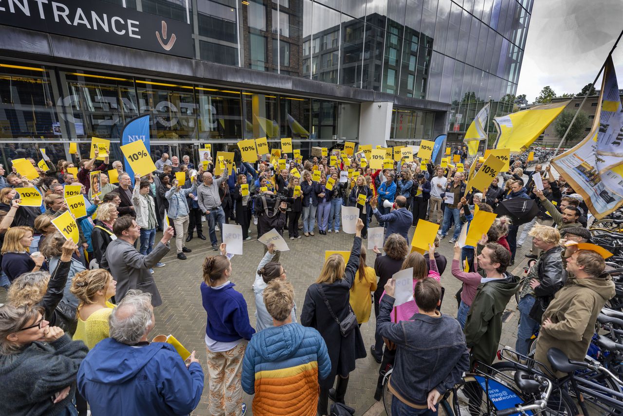 Journalisten donderdagochtend tijdens de werkonderbreking voor het DPG-kantoor in Amsterdam.