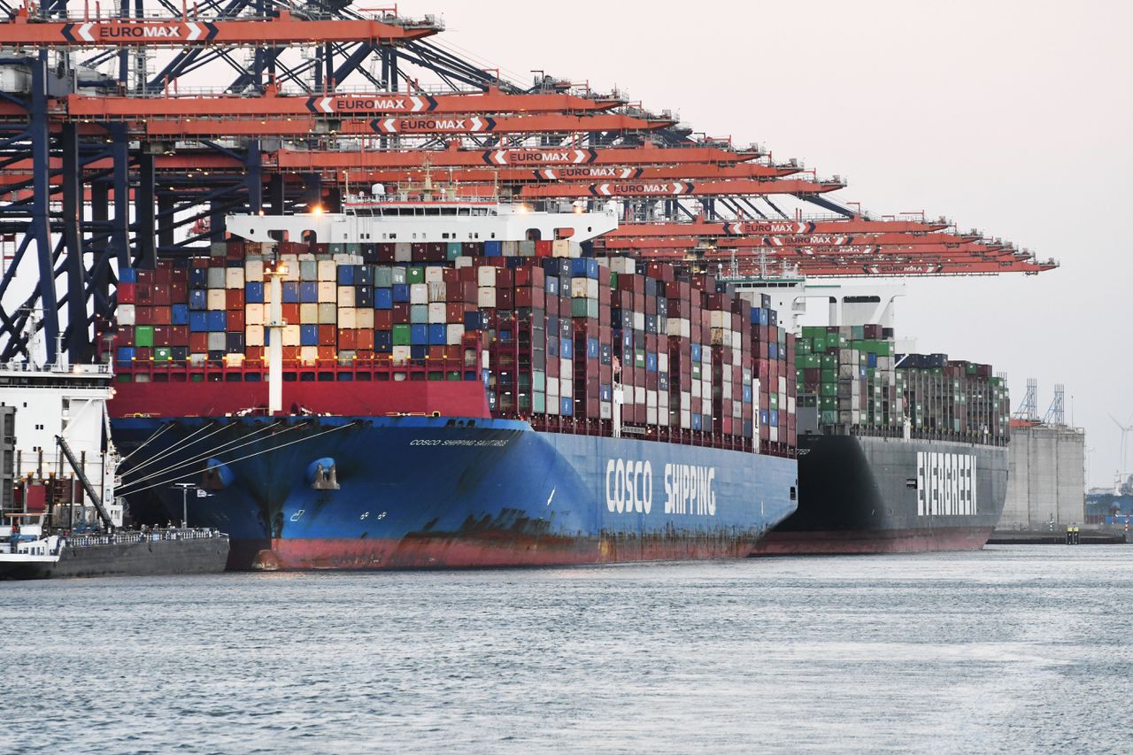 Het laden en lossen van containerschepen van Cosco Shipping en Evergreen, in februari 2023 op de Maasvlakte.