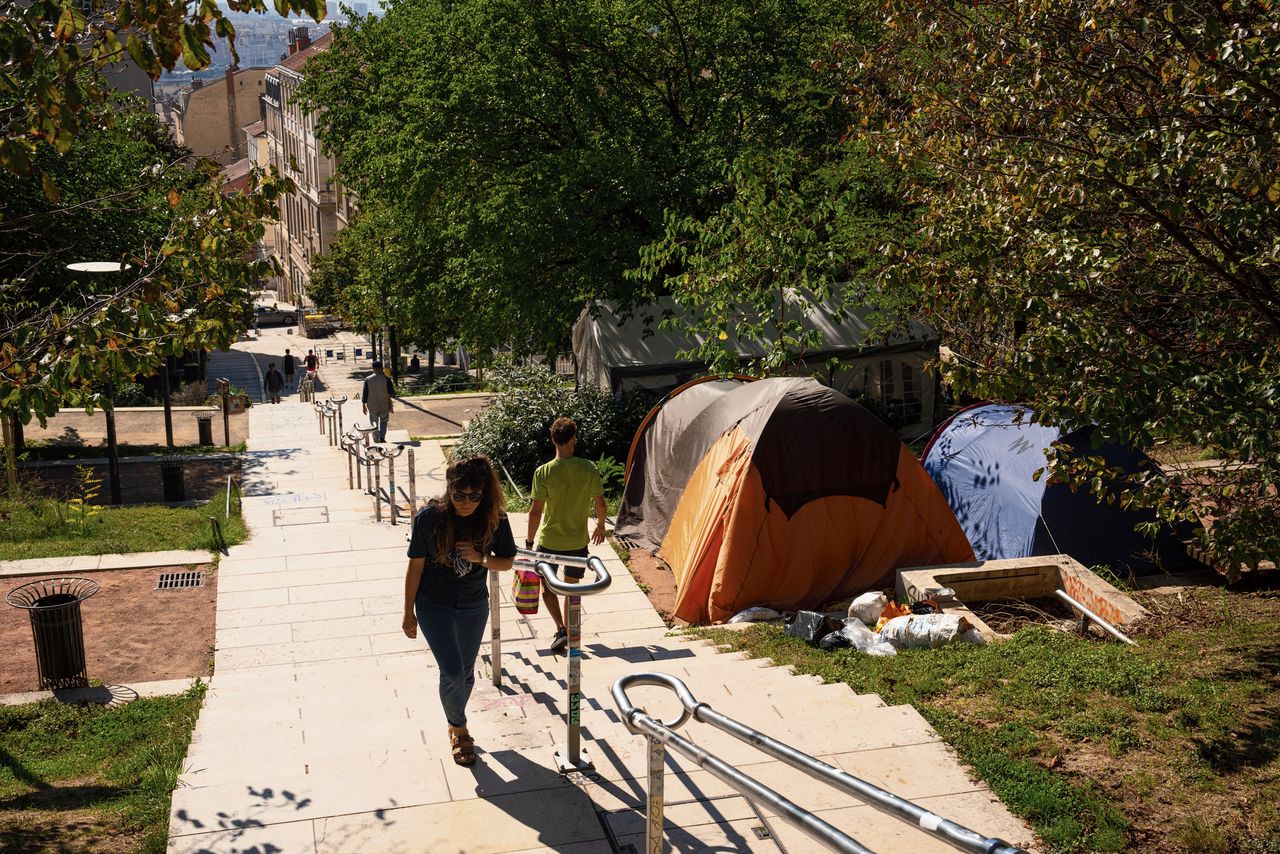 In de Jardin de la Grande-Côte, een stadspark in de Franse stad Lyon, hebben migranten hun tentjes opgeslagen.