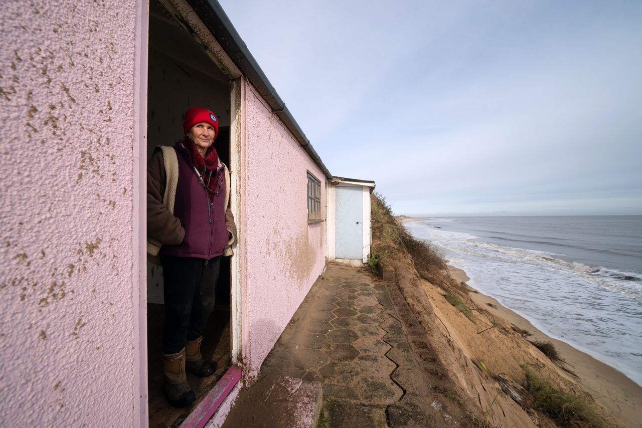 Een inwoner van Hemsby (Norfolk) in haar huis, vlak voordat het vernietigd wordt in maart 2023.