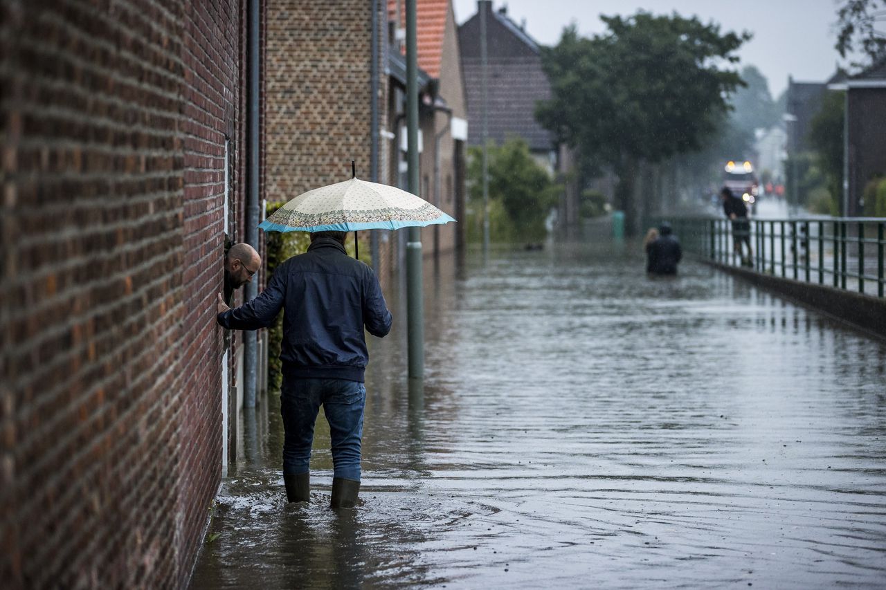 Wateroverlast in het Zuid-Limburgse Hoensbroek als gevolg van extreme buien.