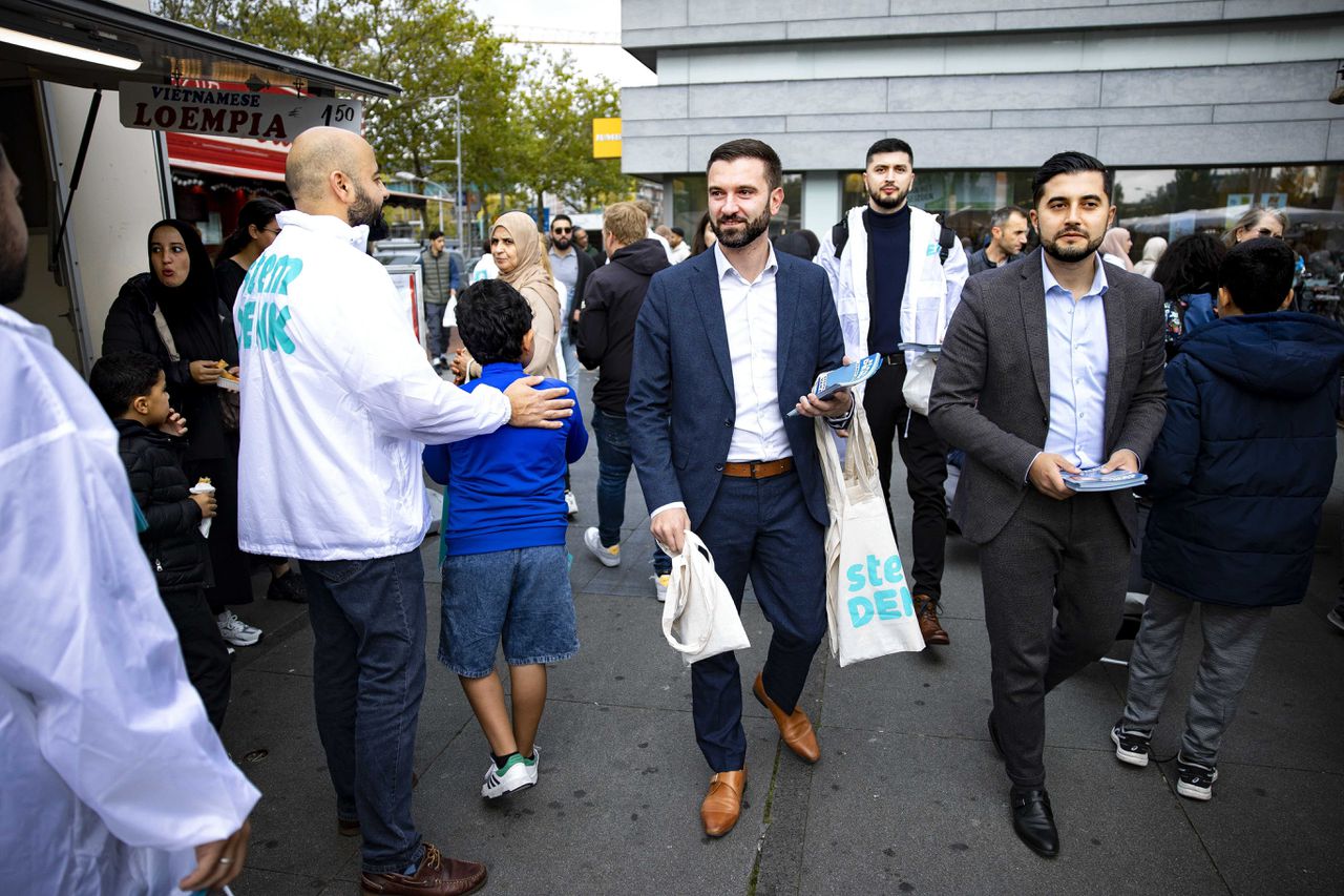 Denk-lijsttrekker Stephan van Baarle (in het midden) bij de aftrap van de landelijke campagne op de NDSM-werf in Amsterdam.