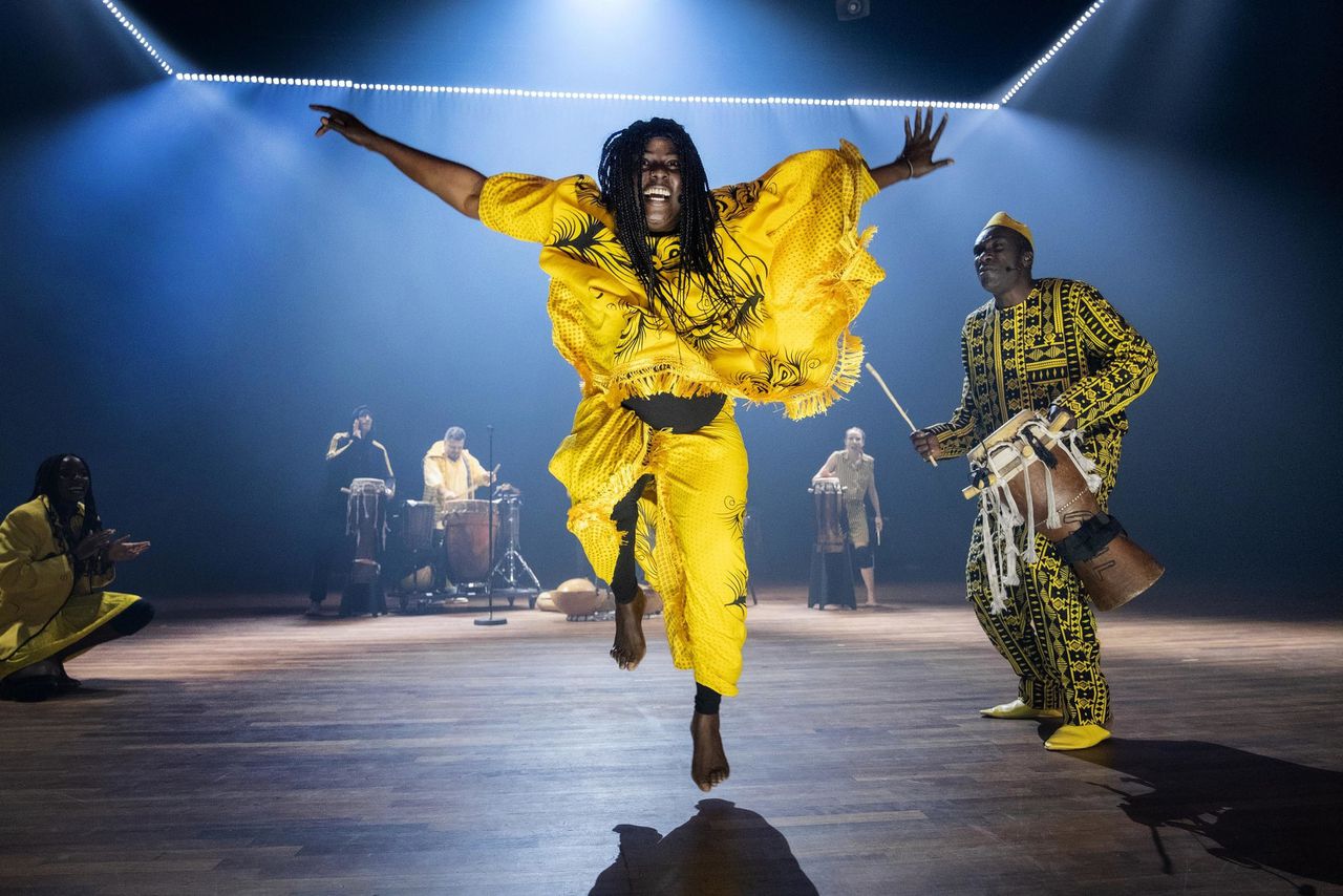 Danseres Awa Seck en percussionist Pape Seck in de voorstelling ‘Island of Empathy’ door Club Guy & Roni en Slagwerk Den Haag.