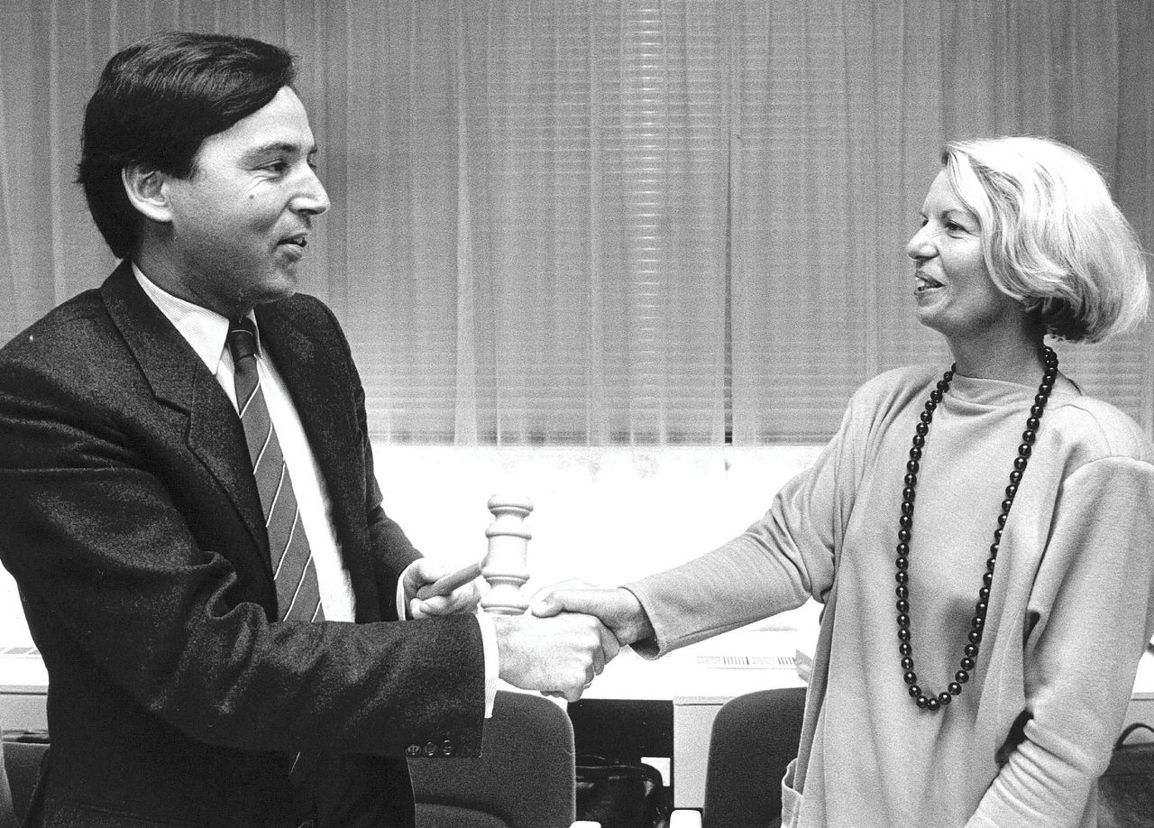 Mathilde van den Brink toen ze in 1986 in Den Haag door minister Elco Brinkman van WVC geïnstalleerd werd als voorzitter van de Raad voor het Jeugbeleid.