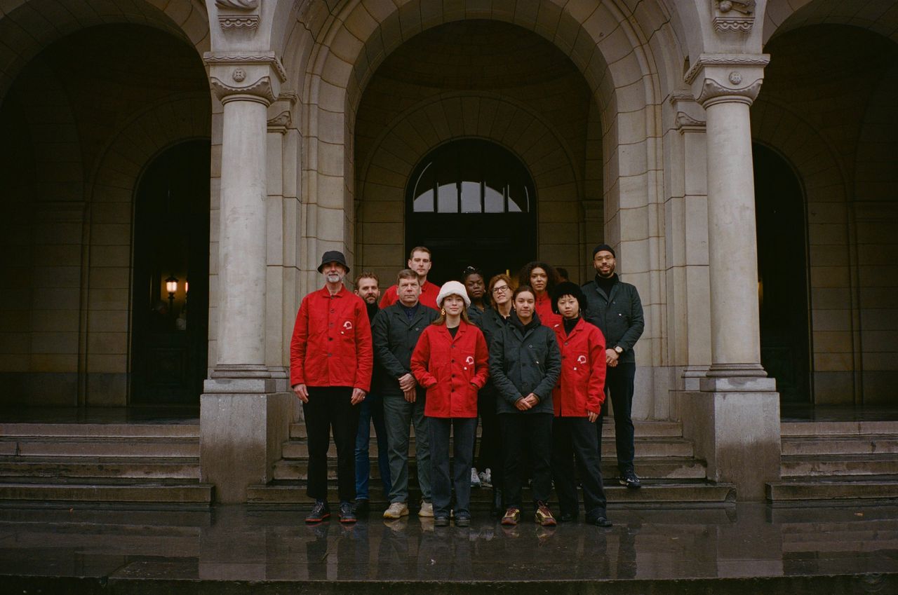 Pakken van Bonne Suits voor Zuid. Boijmans Van Beuningen (rood) en het Nieuwe Instituut (groen)