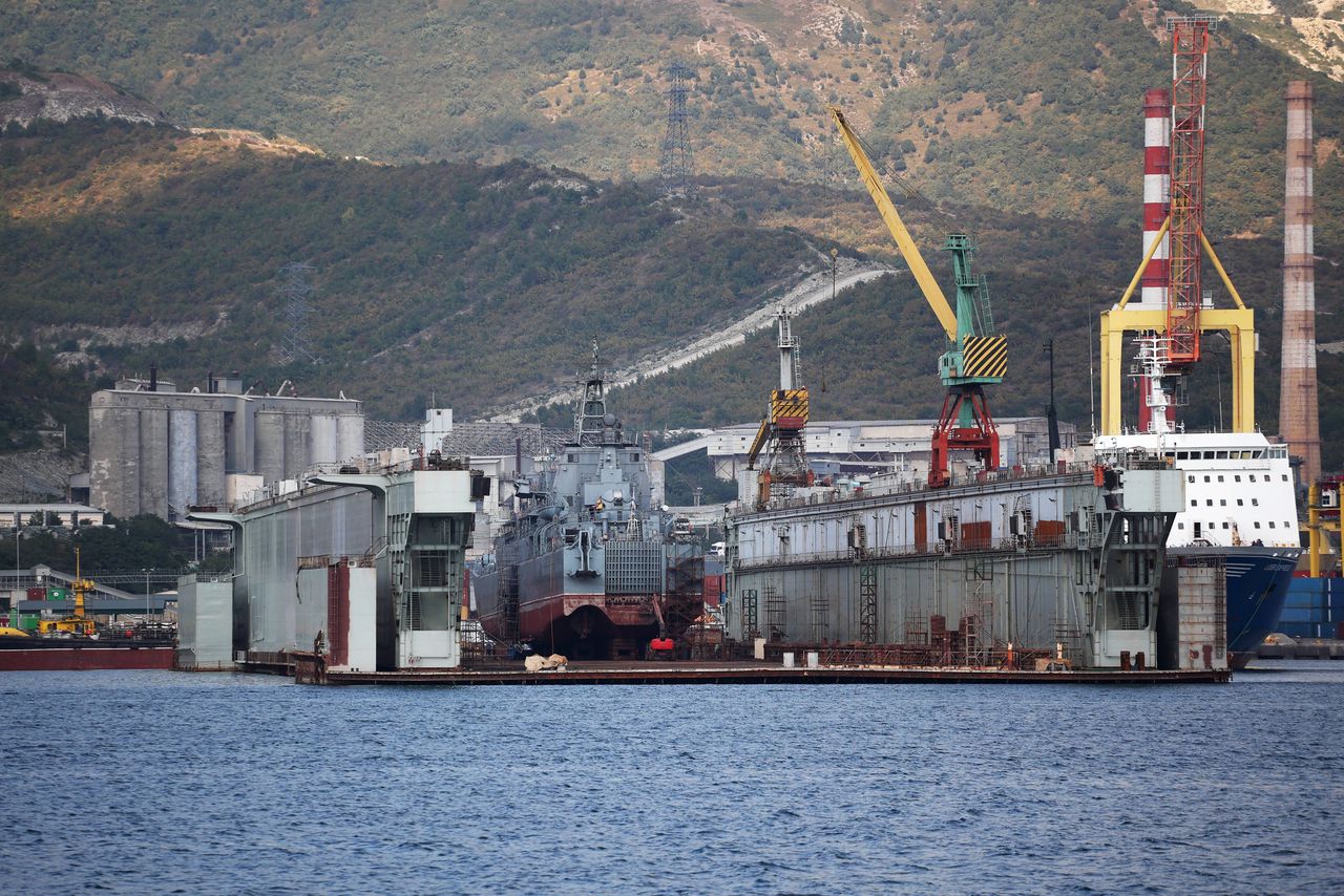 Het Russische marineschip Olenegorski Gornjak ligt in augustus in een dok in de haven van Novorossiesk, nadat het zwaar beschadigd raakte bij een Oekraïense zeedrone-aanval.