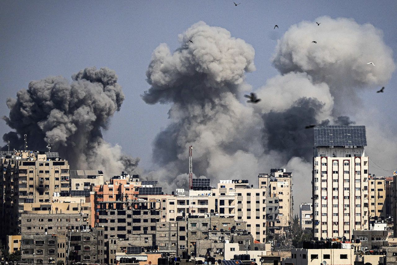 TOPSHOT - Smoke plumes billow during Israeli air strikes in Gaza City on October 12, 2023 as raging battles between Israel and the Hamas movement continue for the sixth consecutive day. Thousands of people, both Israeli and Palestinians have died since October 7, 2023, after Palestinian Hamas militants based in the Gaza Strip, entered southern Israel in a surprise attack leading Israel to declare war on Hamas in Gaza on October 8.