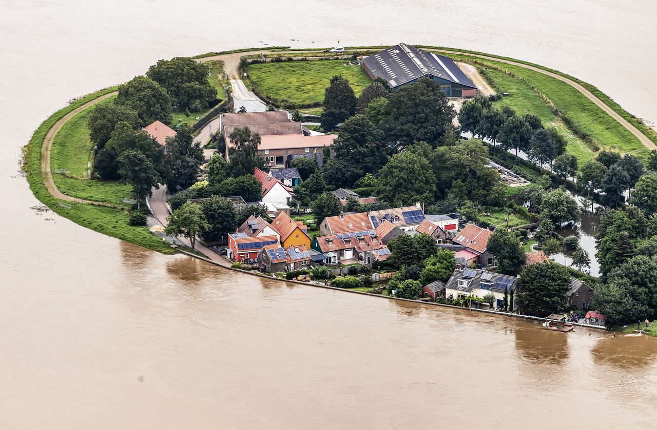 Luchtfoto van het gebied rond de Maas ten zuiden van Roermond na zware overstromingen.