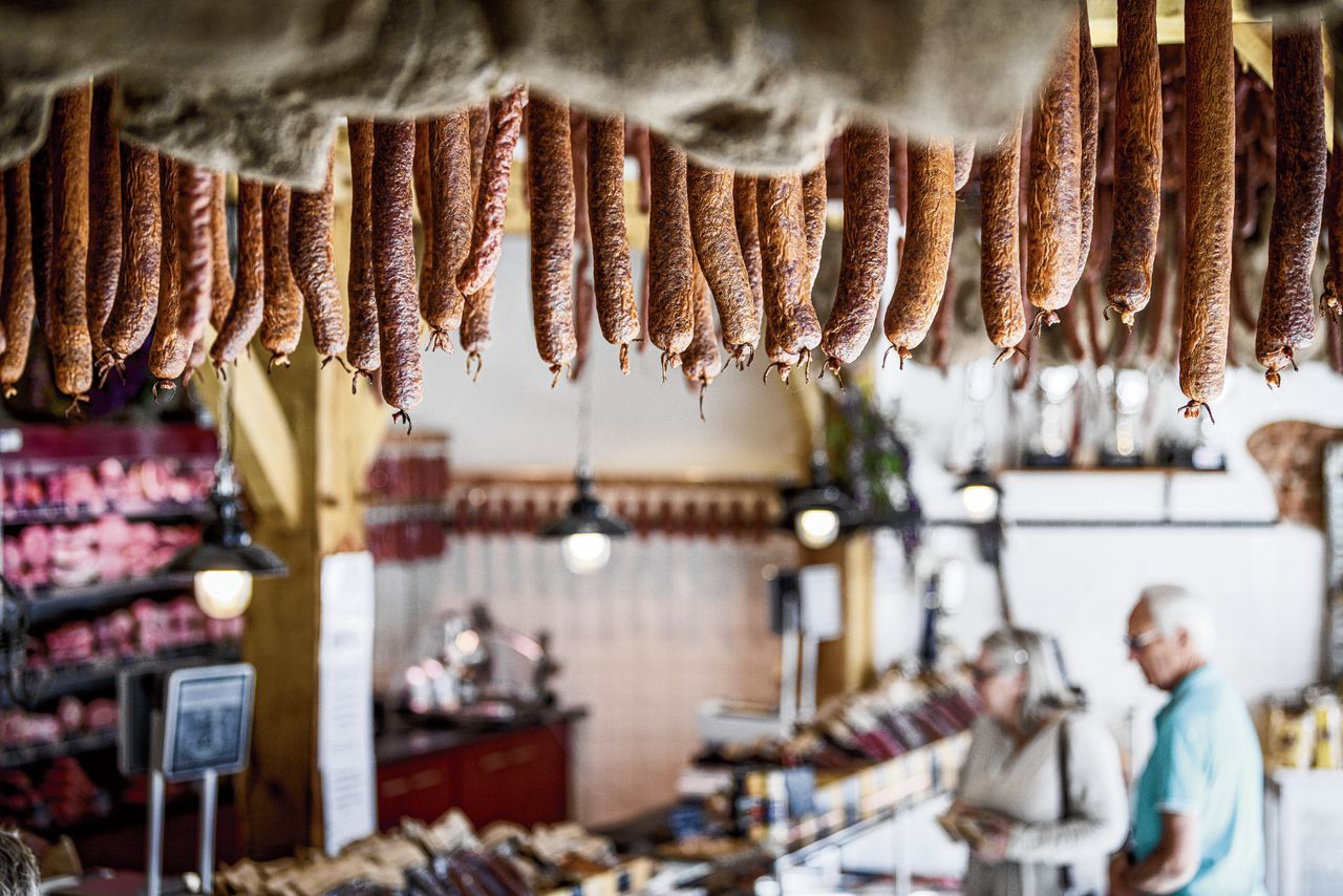 Klanten bij een slagerij in Dalfsen.