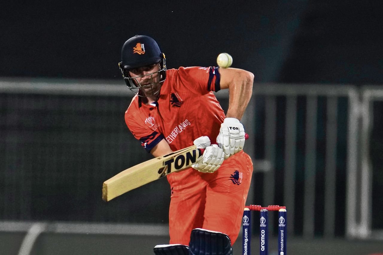 De Nederlandse batsman Colin Ackermann vorige maand aan slag in een oefenduel voor het WK tegen Australië.