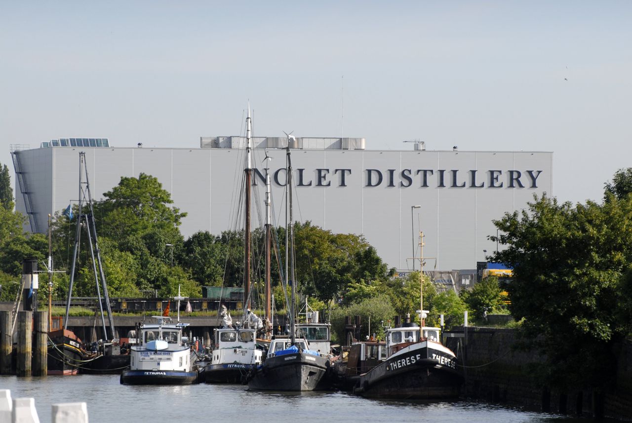 Jeneverstokerij Nolet aan de Buitenhaven in Schiedam.