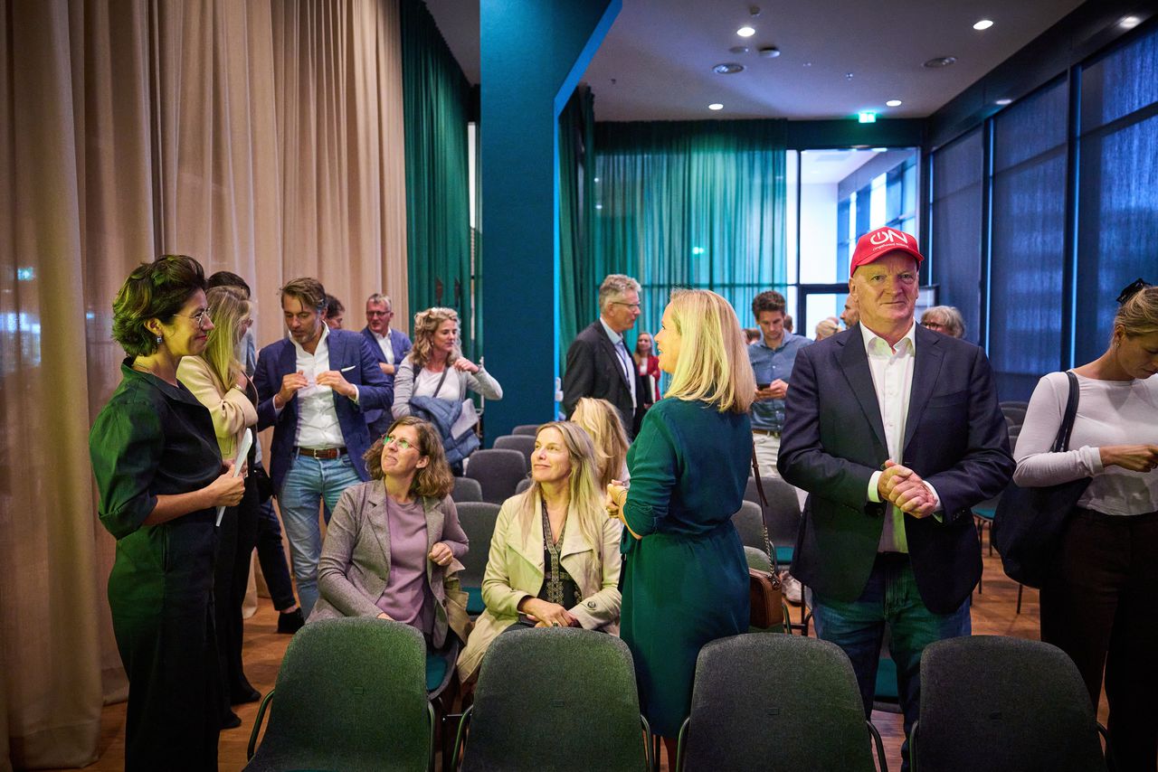 Demissionair staatssecretaris Gunay Uslu (Cultuur en Media) in gesprek met Arnold Karskens van Ongehoord Nederland.