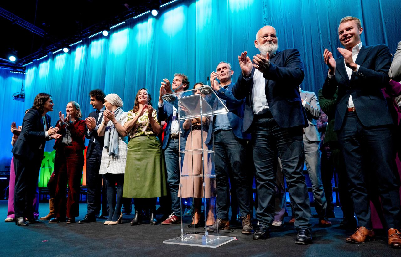 Lijsttrekker Frans Timmermans met de kandidaten voor de Tweede Kamerverkiezingen op het partijcongres in Rotterdam.