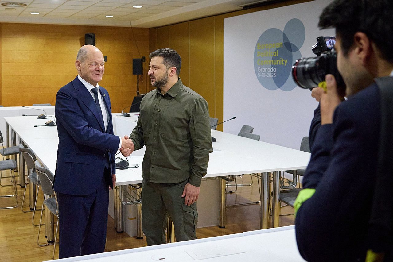 De Duitse bondskanselier Scholz verzekert de Oekraïense president Zelensky van zijn steun.