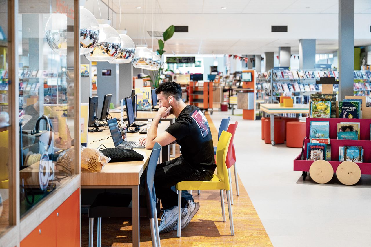 Boven: de Bibliotheek Noordoostpolder in Emmeloord. Rechtsonder: de leestafel in diezelfde bieb.