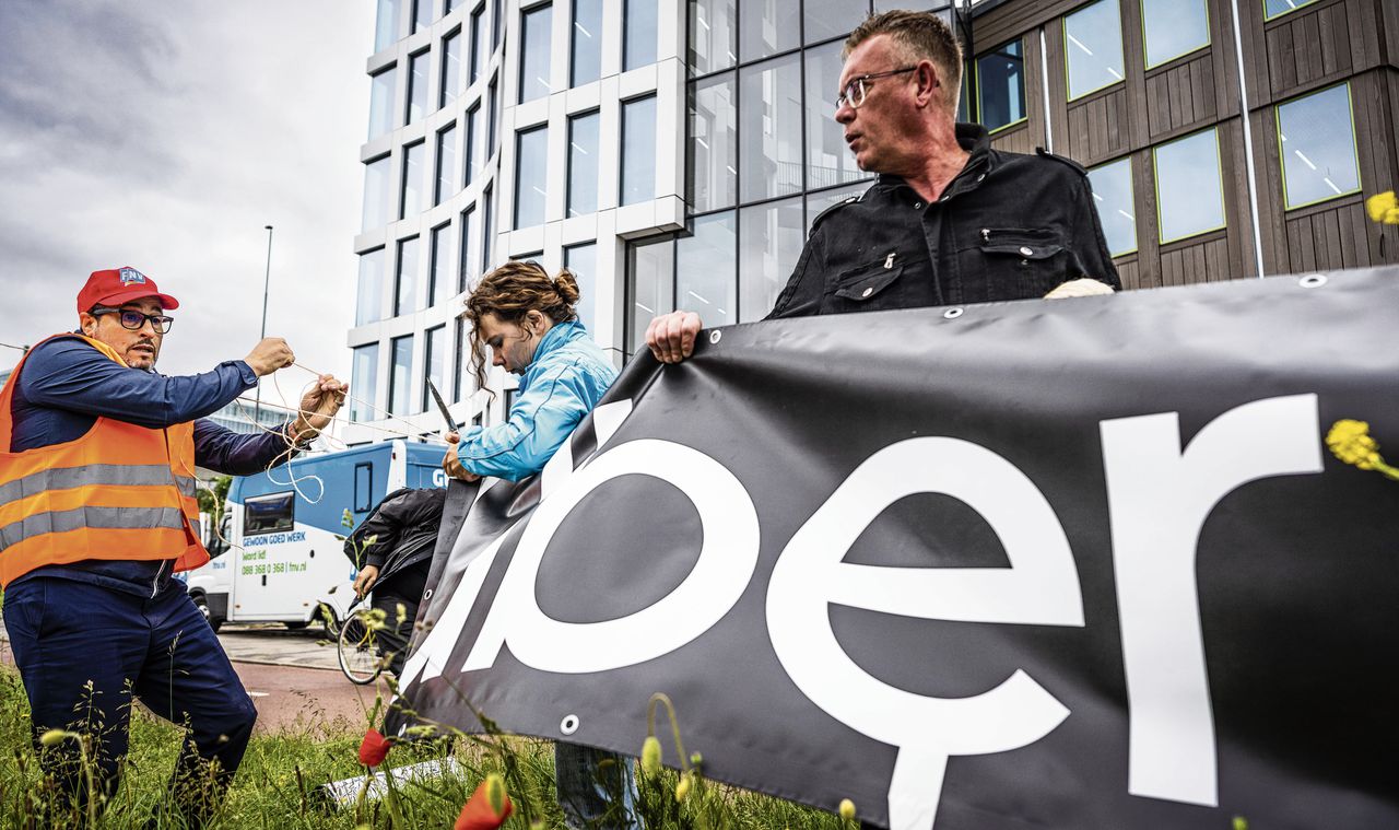 Chauffeurs in Amsterdam die rijden voor de taxi-app Uber voerden al vaker actie in het kader van schijnzelfstandigheid.