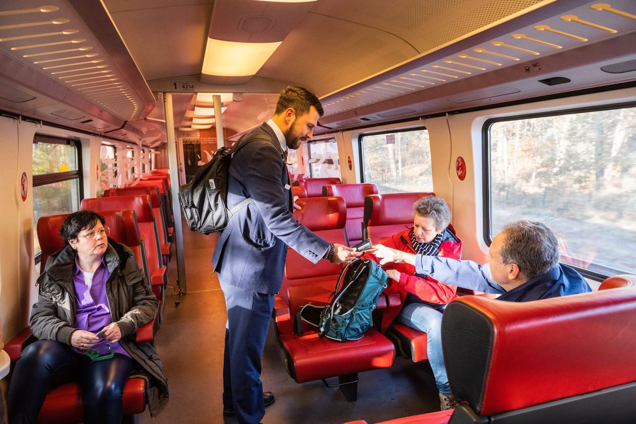 Een NS-conducteur controleert kaartjes in de trein van Utrecht naar Amersfoort.