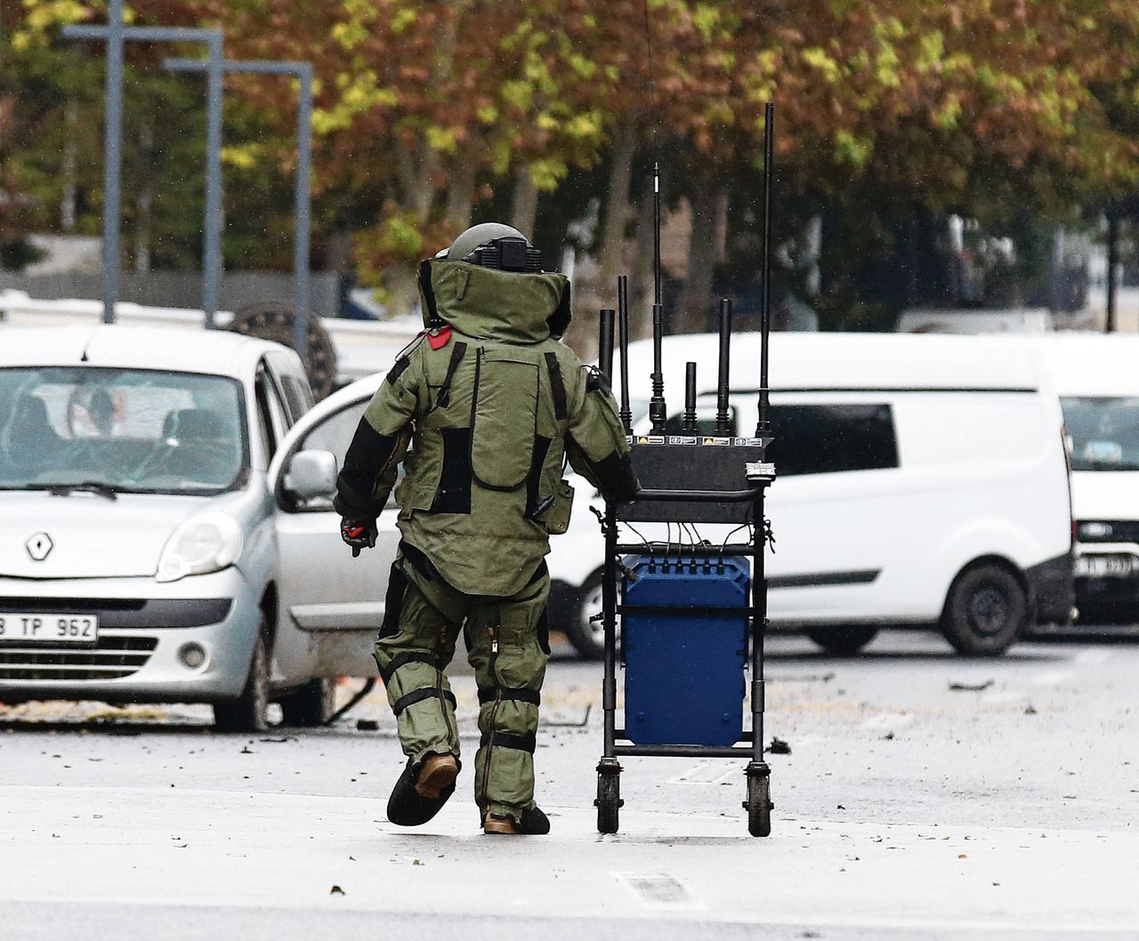 Een bomexpert aan het werk na de recente aanslag in Ankara.