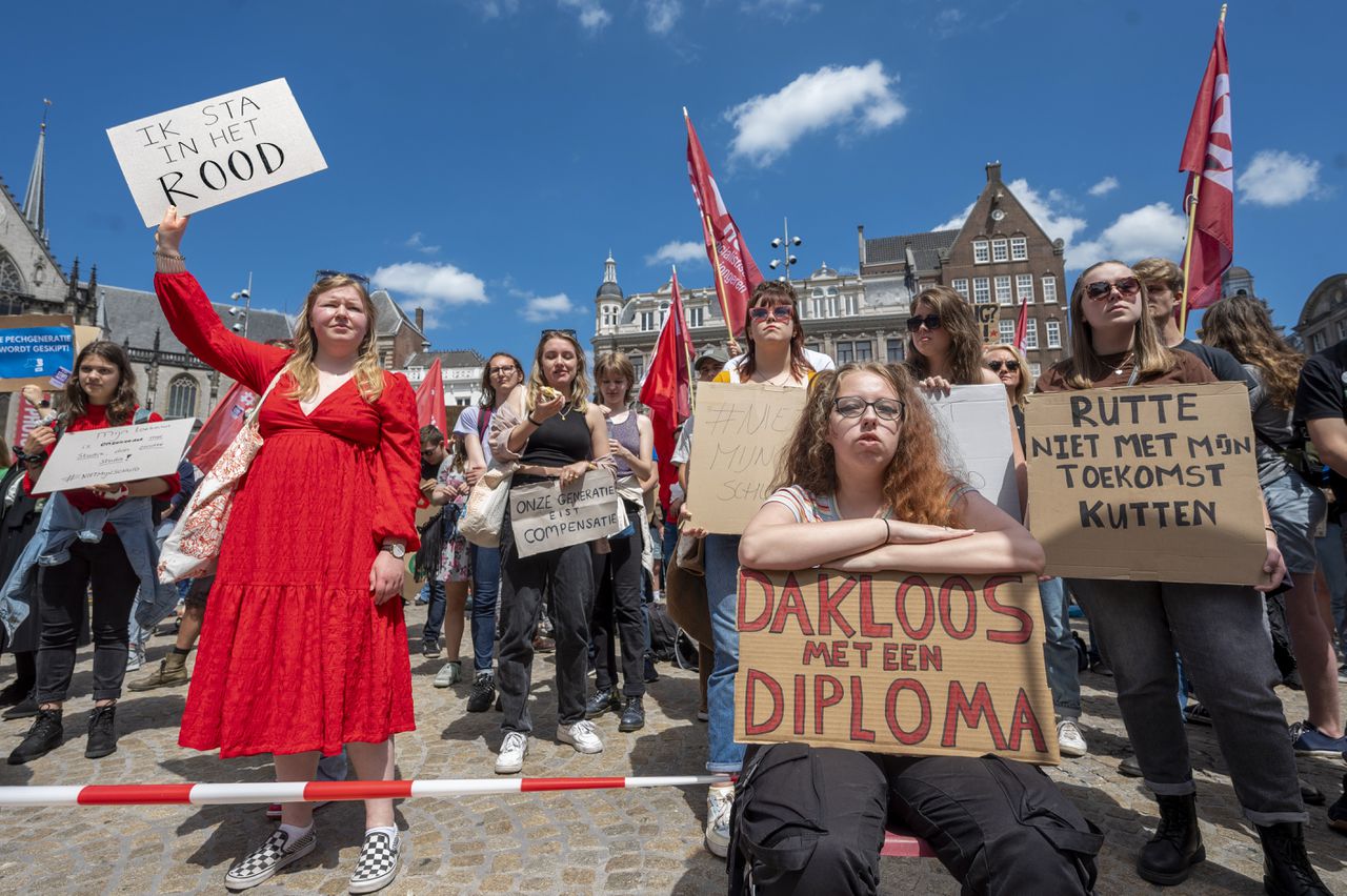 Studenten protesteren op de Dam voor een ruimere basisbeurs. Ook willen ze dat studenten die onder het leenstelsel hebben gestudeerd meer geld ter compensatie krijgen.