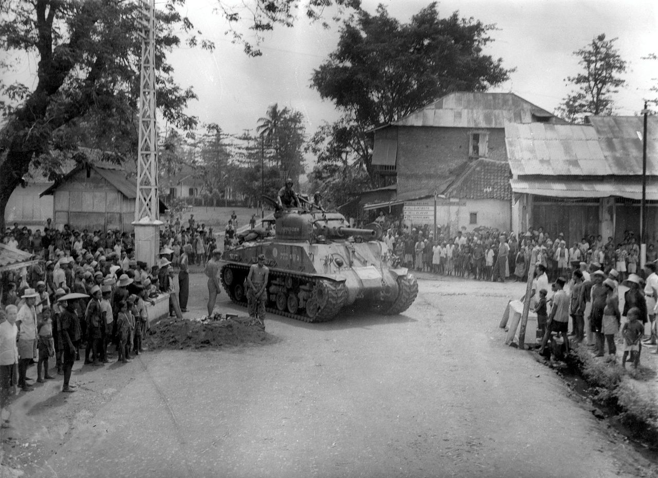 Mariniers trekken de plaats Tanggul, bij Surabaya, binnen in 1947.