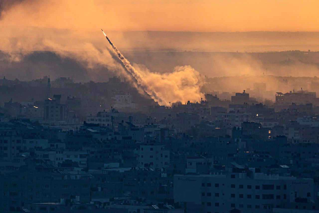 Raketten worden afgevuurd op Israël vanuit de Gazastrook. Zaterdagochtend schoot Hamas duizenden raketten af, gevolgd door een infiltratie van Israëlisch grondgebied.