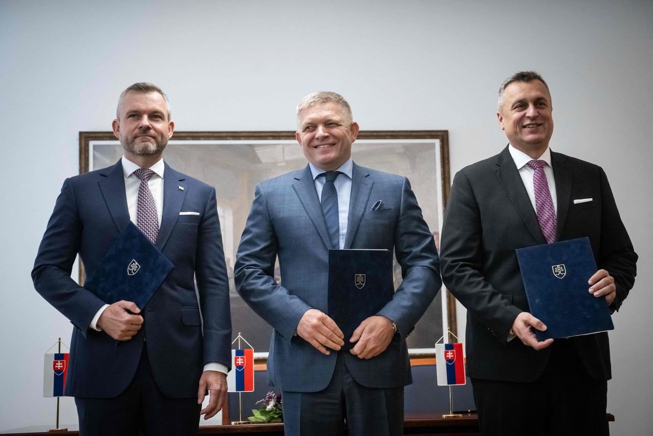 De populistische oud-premier Robert Fico (midden) van de partij Smer, die eind september de Slowaakse verkiezingen won, is erin geslaagd een coalitie te vormen met Hlas van Peter Pellegrini (links) en Andrej Danko’s extreemrechtse SNS. In Europa wordt gevreesd dat het land nu een pro-Russische koers zal gaan varen.