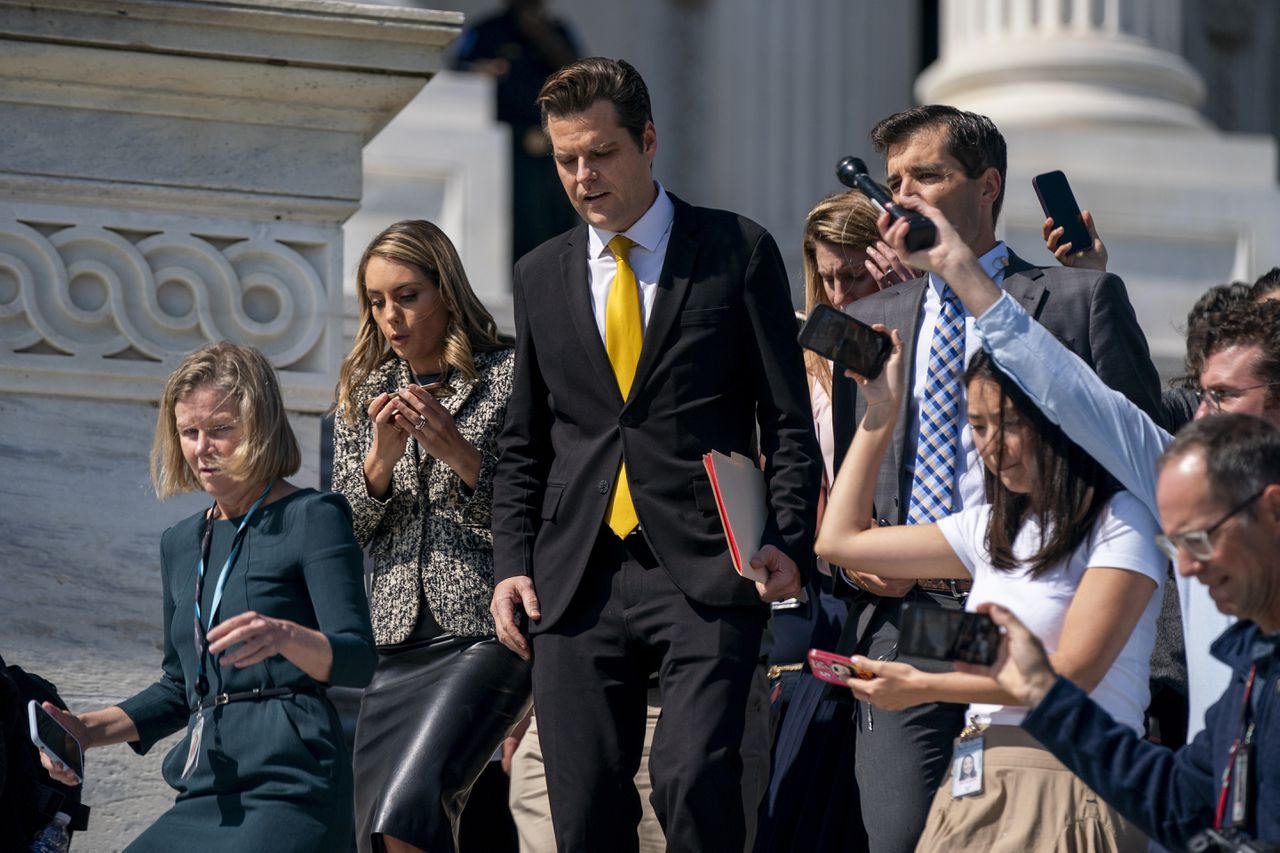 Afgevaardigde Matt Gaetz staat de pers te woord nabij het Capitool.