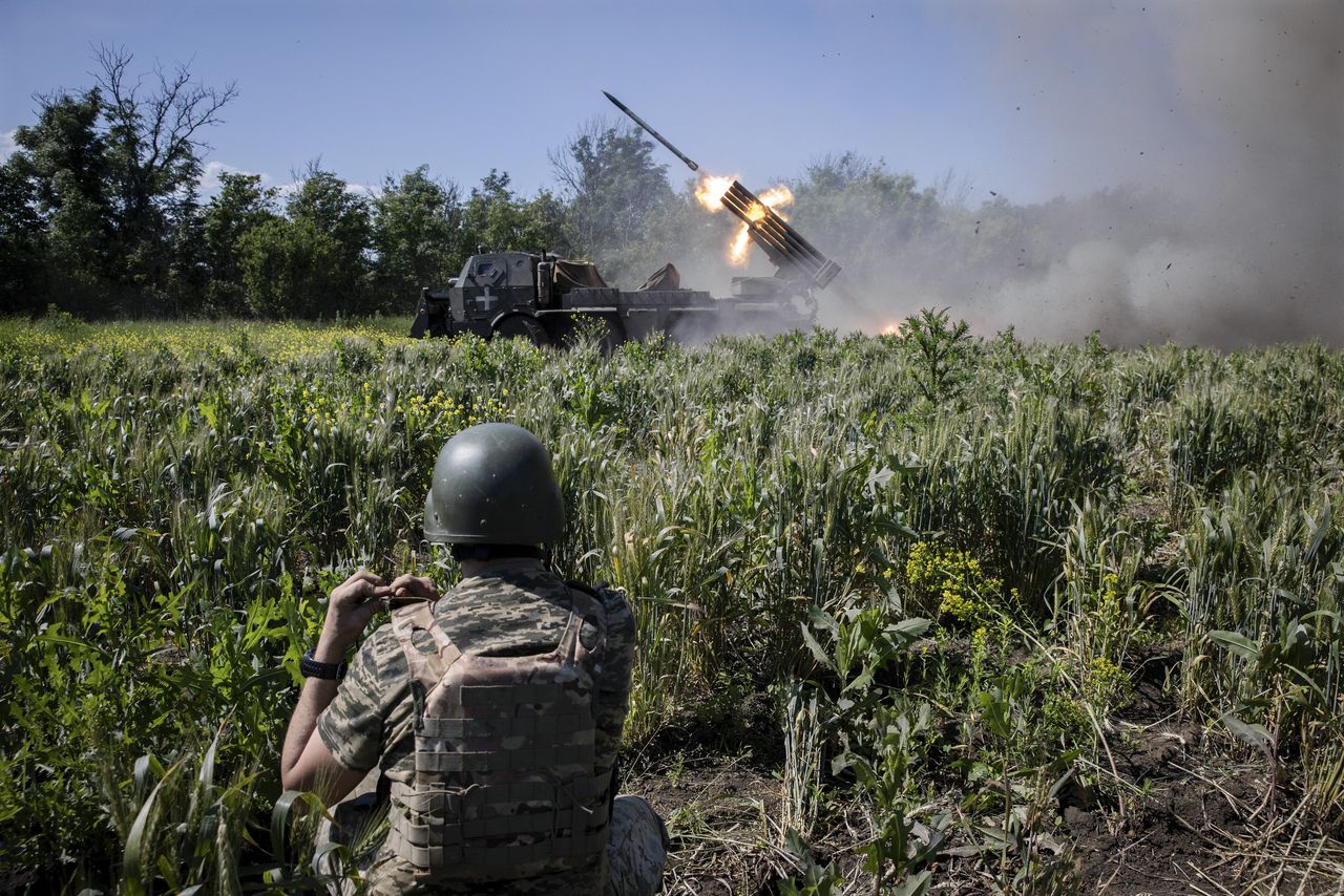 Oekraïense militairen vuren raketten af naar Russische posities bij Avdiivka in de regio Donetsk, juni 2023.