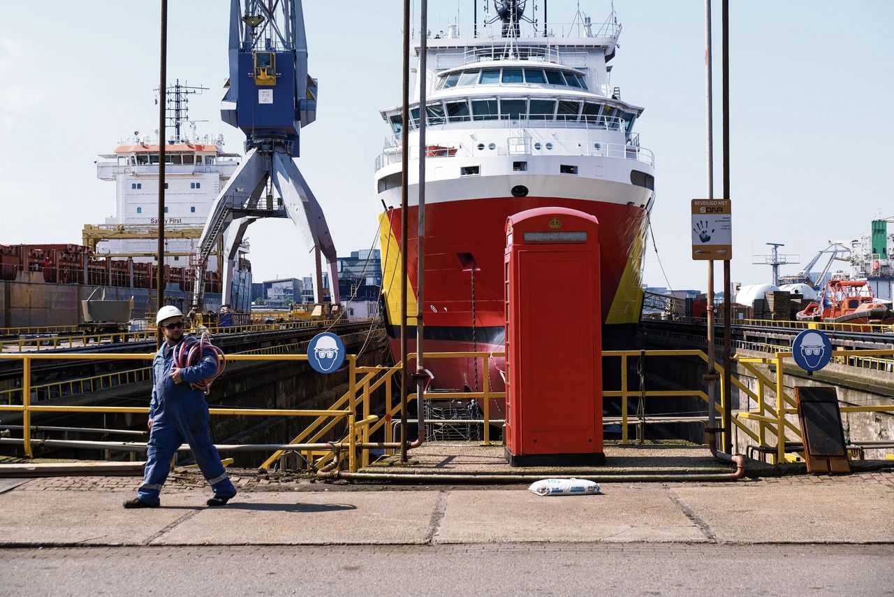 Op de scheepswerf van Damen in Amsterdam Noord. Damen heeft wereldwijd 35 scheepswerven en 12.000 werknemers.