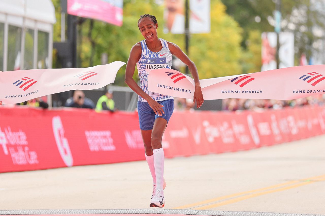 Sifan Hassan komt zondag steenkapot over de finishlijn van de marathon in Chicago.